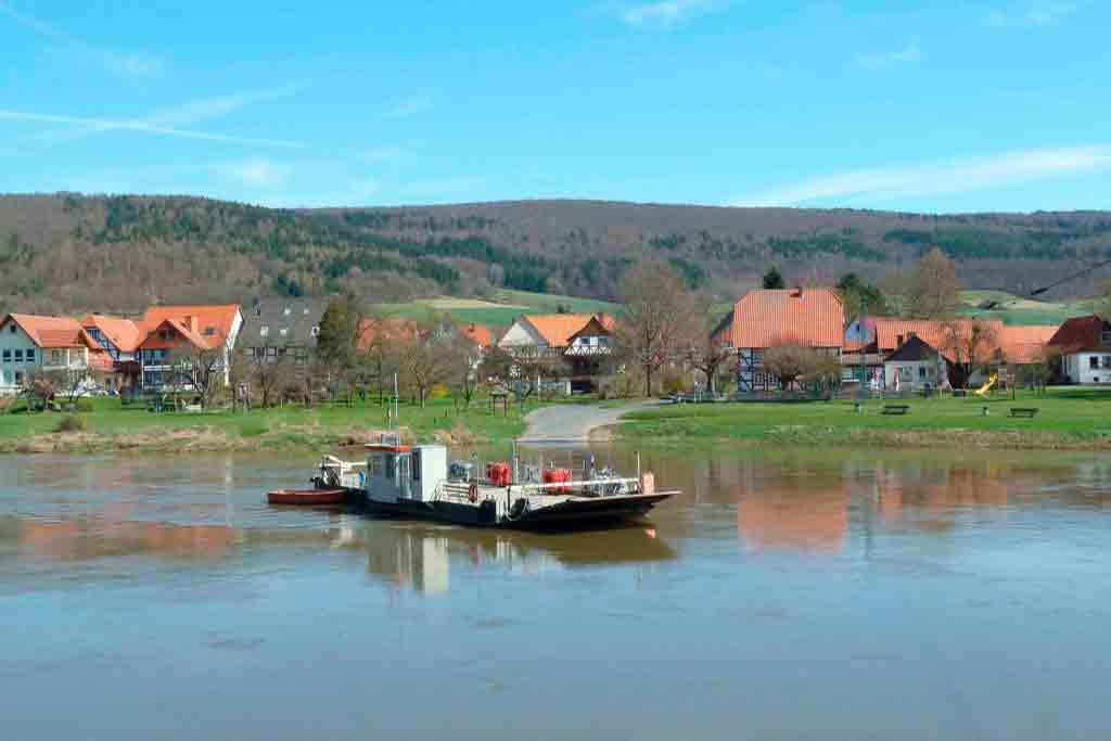 Fährverbindung über die Weser vor Dorf- und Landschaftspanorama Fährverbindung über die Weser vor Dorf- und Landschaftspanorama